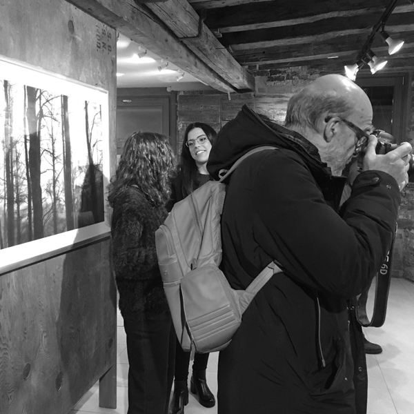mostra fotografica ATTRAVERSO di Silvia Capoccia pubblico interessato